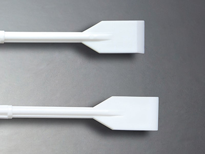 鏟刀成一定斜度，細(xì)胞不易堆積